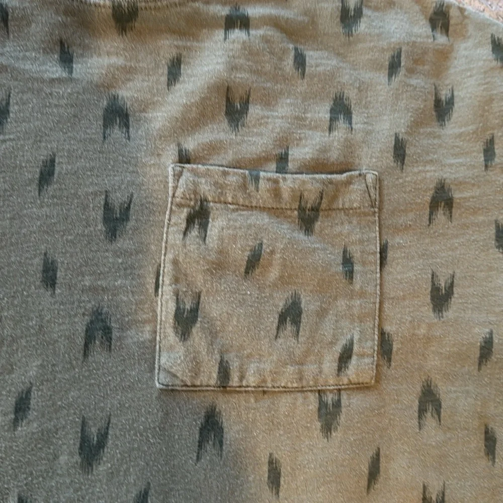 EUC Old Navy pocket t-shirt, sz L